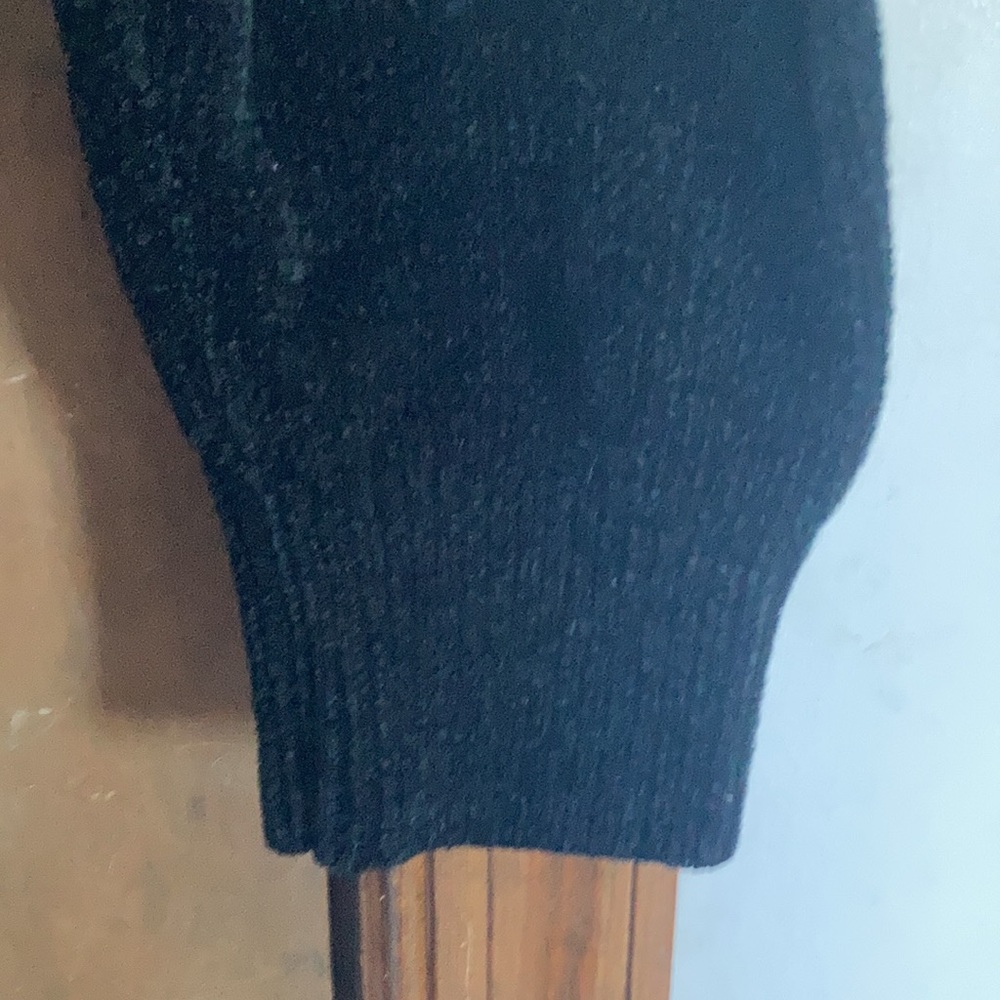 Vintage 90s men’s chenille feel black sweater with stripe of Pattern across - Picture 15 of 17